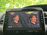 テレビ番組を楽しめる画面を備えており、停車中の待ち時間も映像を見ながら過ごせます。画面表示が大きく見やすいため、休憩時のひとときに便利な装備です。