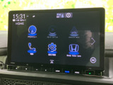 ホーム画面にはナビメニューや電話、設定などの項目が並び、目的の機能を探しやすい構成です。スマートフォン連携の表示もあり、日々のお出かけに合わせて必要な機能へアクセスしやすくなっています。
