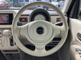 握りやすい形状のステアリングを中心に、メーターやスイッチ類が見渡せる運転席まわりです。前方を確認しながら手元の操作部にも目を向けやすく、毎日の運転で扱いやすい配置となっています。