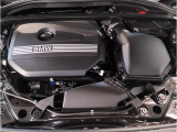 【BMWエンジン】革新的なガソリン・エンジン・テクノロジーによる高性能かつ高効率。レスポンスの良いパワーを発揮。常にスムーズな吸気を実現しアクセル開度にダイレクトに反応しドライビングを楽しく演出。