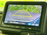 後方の様子を画面で確認でき、駐車時の安全確認をサポートします。目安となるガイド線も表示され、周囲を直接確認しながら車庫入れを行う際に便利です。