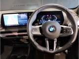 【ハンドル】ドライバーとBMW車の一体感がダイレクトに伝わるステアリングホイール。形状・太さへの拘りに加えて、操作性を高める為にスイッチ類も配置。クイックかつ安定のドライビングを体感下さい!