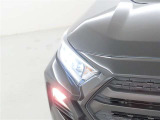精悍な目つきのLEDヘッドランプを装備しております。