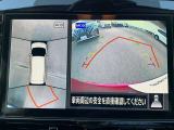 上空から見下ろしているかのような映像をディスプレイに映し出し、スムースな駐車をサポートします。画面は「トップビュー」のほか「サイドブラインドビュー」への切り換えが可能。ますます安心です