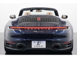 ワイドに張り出したリアフェンダーと、低く構えたリアスタイルが911らしい存在感を演出。リアエンジンを搭載する911ならではの力強いプロポーションに加え洗練されたテールランプのデザインが現代的な印象を与えます