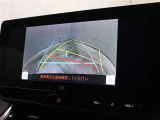 車庫入れや縦列駐車などの際に、後退操作の参考になるガイドラインをモニター画面に表示します。