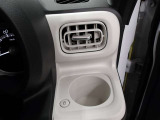 運転席のカップホルダーはエアコンの吹き出し口にありますので冷やしたり温めたりすることが出来ます☆