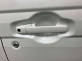 【リクエストスイッチ】スマートキーをポケットやカバンに入れた状態でドアの施錠、開錠ができます。