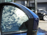 【ブラインドスポットアシスト】 車線変更アシスト機能。ドライバーの死角となる後方側面に車両を検知した際、ドアミラーに内蔵された警告灯が点滅しドライバーに注意を促します。