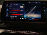 【アンビエントライト】アンビエントライトが加わる事で、車内空間に大きな違いが生まれます。特に夜間ドライブでは上質でラグジュアリーな車内を演出。ドライバー好みのイルミネーションをお楽しみ頂けます!