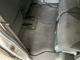 しっかりと汚れ、砂ぼこりを落とし足元まで清潔な車内空間を作り上げております♪