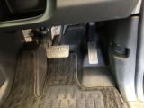 【運転席】アクセル、ブレーキはこのようになっております。