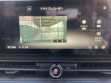 ナビ連動型前後ドライブレコーダーを装備。万が一の際に映像を記録し、ナビモニターにて再生、確認を行う事が出来ます。又、駐車監視機能を搭載しておりますので、お車駐車中の当て逃げの際にも自動録画致します
