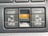 【両側パワースライドドア】スマートキーや運転席のスイッチで後席両側スライドドアの開閉が可能♪電動だから力を入れてドアを開ける必要が無く、小さなお子様でも簡単に開け閉めでき快適です♪