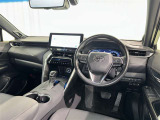運転席まわりです。 各操作スイッチは使いやすい位置に配置されてます。