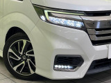 【LEDヘッドライト】悪天候や夜間走行時も良好な視界を確保し安心して運転できる高輝度LEDヘッドライトを装備!点灯速度が早く、消費電力も抑えられています。