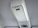 頭上には箱ティッシュも丸ごと収まる便利な「オーバーヘッドコンソール」!