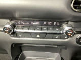温度の設定のみで快適な風量やモードなどを自動調整してくれるフルオートエアコンを装備!
