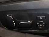 【コックピットシート】BMW車の主役席。車体中央にくる様に配置し車両重心とが一致する事でドライバーと車との一体感あるドライビングを実現。人間工学に基づき形成した形状が長時間のドライブ疲労も軽減します!