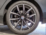 【BMWアロイホイル】軽量かつ強度に拘ったアロイホイル。走行性能ポテンシャルを引き出す設計。車の足元を引き締めてくれる大きなポイントはアロイホイルです。