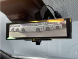 【インテリジェントルームミラー】後席乗車時に遮られがちなルームミラーの後方視界確保。車室内の状況にかかわらず、車両後方にあるカメラの画像をルームミラーに映し出します。