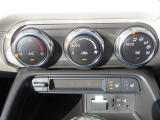 エアコンの操作パネルはシンプルで使いやすいです。また、シートヒーターも運転席と助手席に装備されていて、冬でもオープンにして、楽しむことができます。