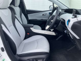 高いホールド性で運転姿勢が安定します。長距離ドライブでも疲れにくいのが魅力です。快適なドライビングライフをお送りください♪