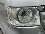 LEDヘッドライトは、点灯の瞬間から最大光量を発揮し、突然暗くなるトンネルなどでの安定感を高めます。