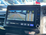 【バックカメラ】運転が苦手な方も車庫入れラクラク。ギアをリバースに入れれば自動的に切り換わりますので、面倒な操作は不要です。狭い駐車場も大切なお車を傷つけず安心です。