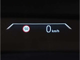 【ヘッドアップディスプレイ】現在の車速表示や目的地へのルート案内やメディア関連のリストを表示する事が可能です。視線移動を減らす事によりドライブに集中して頂けます。