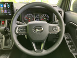 手元のスイッチ類をまとめたステアリングで、運転姿勢を保ちながら各種操作にアクセスしやすい構成です。握りやすい形状で、日常の運転をサポートします。
