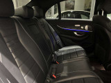 メルセデスのシートは少し硬めになっております。長時間の運転の際、適度な反発があることでお尻や腰の負担を減らす効果が御座います。