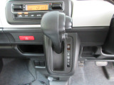 インパネシフトだから視線の移動も少なく足元もスッキリ。運転席もゆったりしているのでゆとりを持ってドライブできますね。