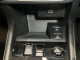 USBソケットで車内でもスマホの充電ができ便利です♪