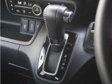 【オートブレーキホールド】信号待ちや渋滞で停車時にブレーキから足を離しても、停止状態を保持してくれます。前進するときはアクセルを踏めば自動で解除されるので安心