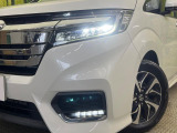 【LEDヘッドライト】悪天候や夜間走行時も良好な視界を確保し安心して運転できる高輝度LEDヘッドライトを装備!点灯速度が早く、消費電力も抑えられています。