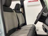座面も厚みがあり背もたれも高く、広い足元にゆったり座れるシートです。運転席と助手席の間が空いている為、助手席側への移動がスムーズです。交通量の多い道でも助手席側から乗り降りができます。