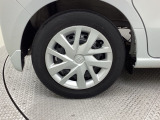 純正スチールホイールです。アルミホイールに比べ、強度があるのが頼もしい!車にぴったりなデザインのホイールカバー付です。