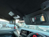 運転席と助手席にはバニティーミラーが装備されております。