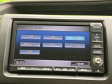 FM・AMラジオやCD、USBなど複数の音源が画面に並び、聴きたい内容に合わせて選びやすい構成です。表示を見ながら切り替えられるため、日々の移動中も好みの音源を活用できます。