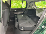 後席を倒すと、荷室側へつながるフラットなスペースが広がります。長い荷物を積みたい場面にも活用しやすく、日常の用途に合わせて使い分けられます。