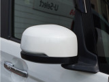 【ドアバイザー】雨の日に少しだけ窓を開けたい。そんな時に便利なドアバイザー付です。