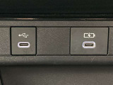 こちらのクルマはUSB接続コネクタも装備されています♪スマホの充電などにお使い下さい。ご旅行中での充電切れも、これなら心配いりませんね!