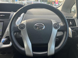 ステアリングの左右にスイッチが備わり、運転姿勢を大きく変えずに手元で各種操作ができます。握りやすい形状と見やすいスイッチ配置で、日々の運転を支えます。