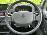 握りやすい円形の形状で、運転姿勢に合わせて自然に手を添えられます。中央のホーン部も見分けやすく、日常の運転で扱いやすいシンプルな構成です。