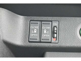 両側パワースライドドア付きだから、狭い駐車スペースなどでの 乗り降りラクラク!小さなお子さまのいるご家庭には嬉しい装備。