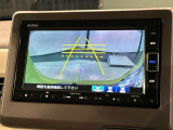 リバースギアに入れるだけで後方の表示へ切り替わります。夜間や雨の日の駐車も楽になりますよ。