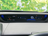 速度やシフト位置、燃料残量などの情報を運転席前方の画面に集約し、必要な表示をひと目で確認できます。表示がまとまっているため、運転中も車両情報を把握しやすい配置です。