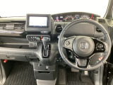 【ハンドル】運転にかかわる様々な操作を安全に行えるように視点移動が少なく操作性に配慮されたスイッチ類が凝縮されたコックピットです。