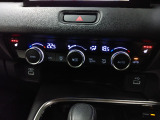 オートエアコンは左右席で独立温度コントロールが可能です。シートヒーター付きで、冷えた車内でもスイッチを押せば数秒で座面と背もたれがあたたかくなります。